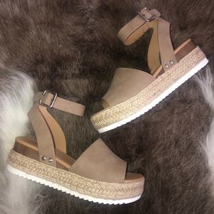 1️⃣LEFT! SUPER CUTE espadrille platform sandals✨